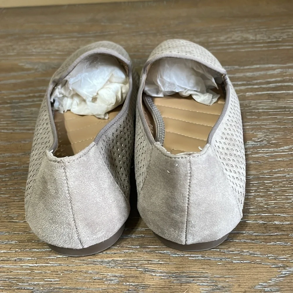 ME TOO WOMENS TAN FLAT ROUND TOE MICRO SUEDE LOAFERS SIZE 8-1/2